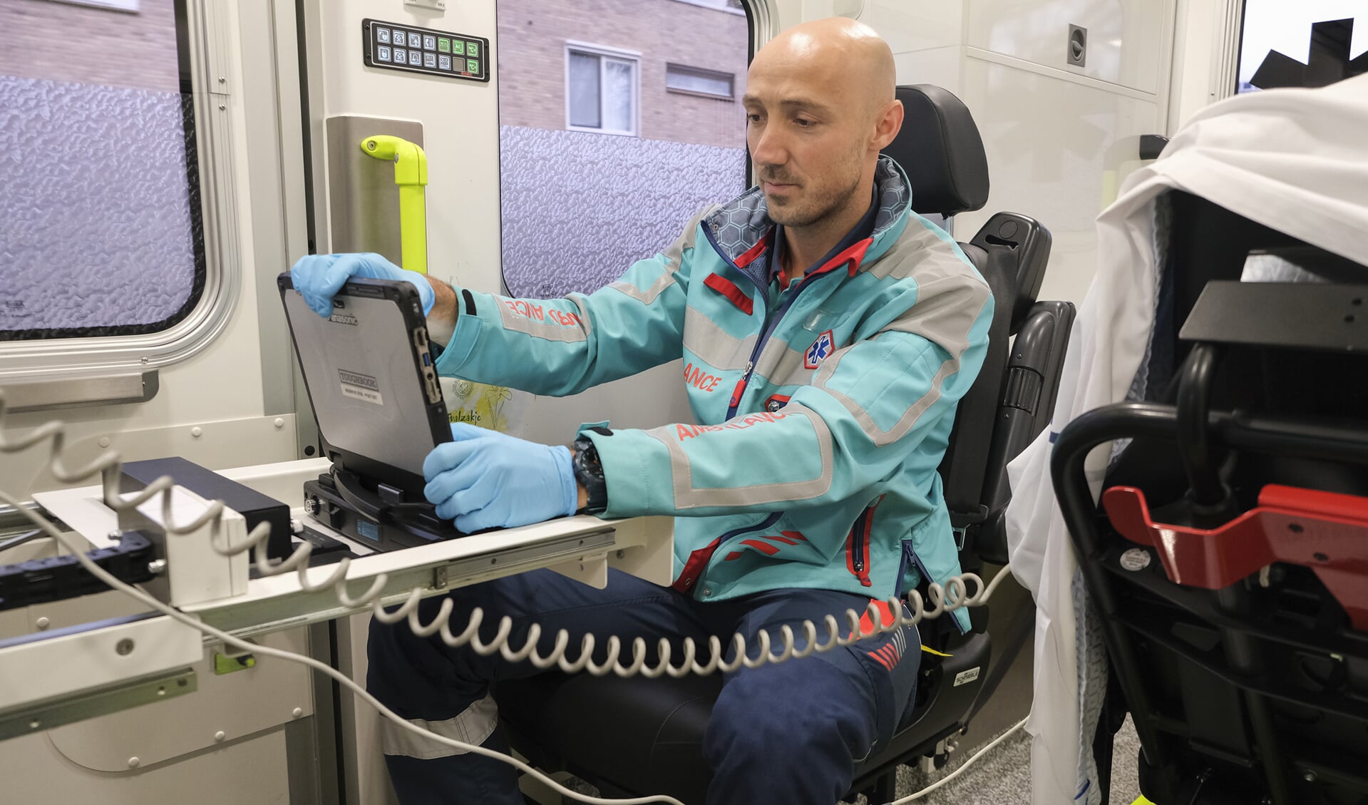 Zodra in dit geval ambulanceverpleegkundige Edgar op zijn laptop aan een nieuwe overdracht begint, is deze vanaf de SEH in Dordrecht meteen te volgen.