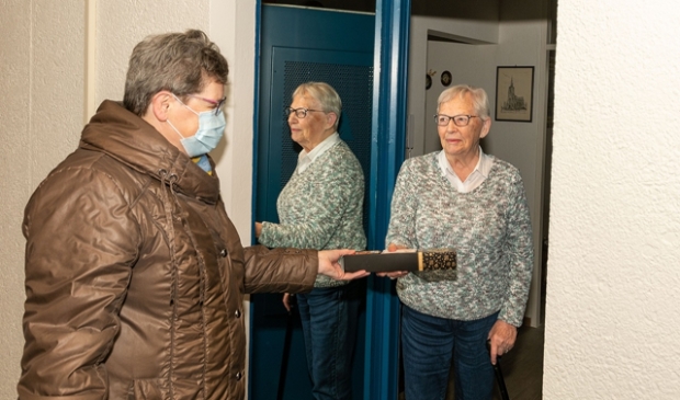 Vrijwilligers brengen attenties langs bij gasten van de Zonnebloem