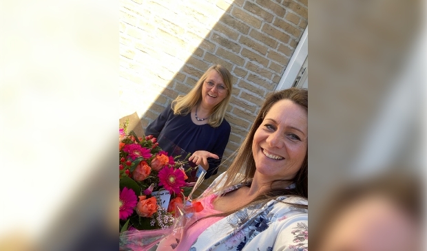 Raadslid Inge Suijker overhandigde de bloemen aan ondernemer Marie-Sophie Bax