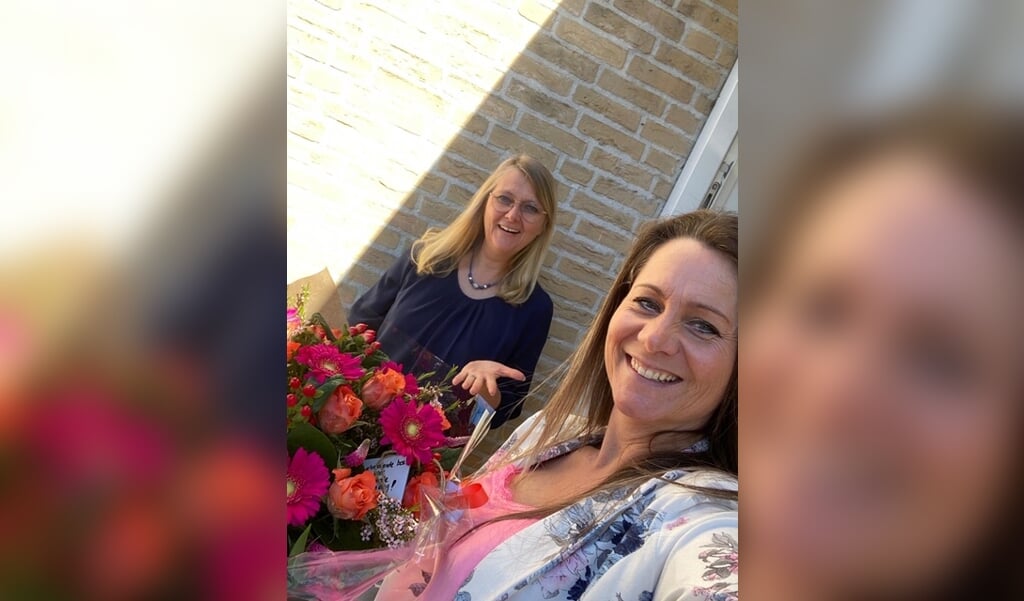 Raadslid Inge Suijker overhandigde de bloemen aan ondernemer Marie-Sophie Bax