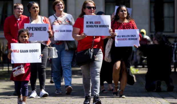 <p>Gedupeerde ouders van de toeslagenaffaire komen aan op het Plein voorafgaand aan een debat over de zaak in de Tweede Kamer.</p>