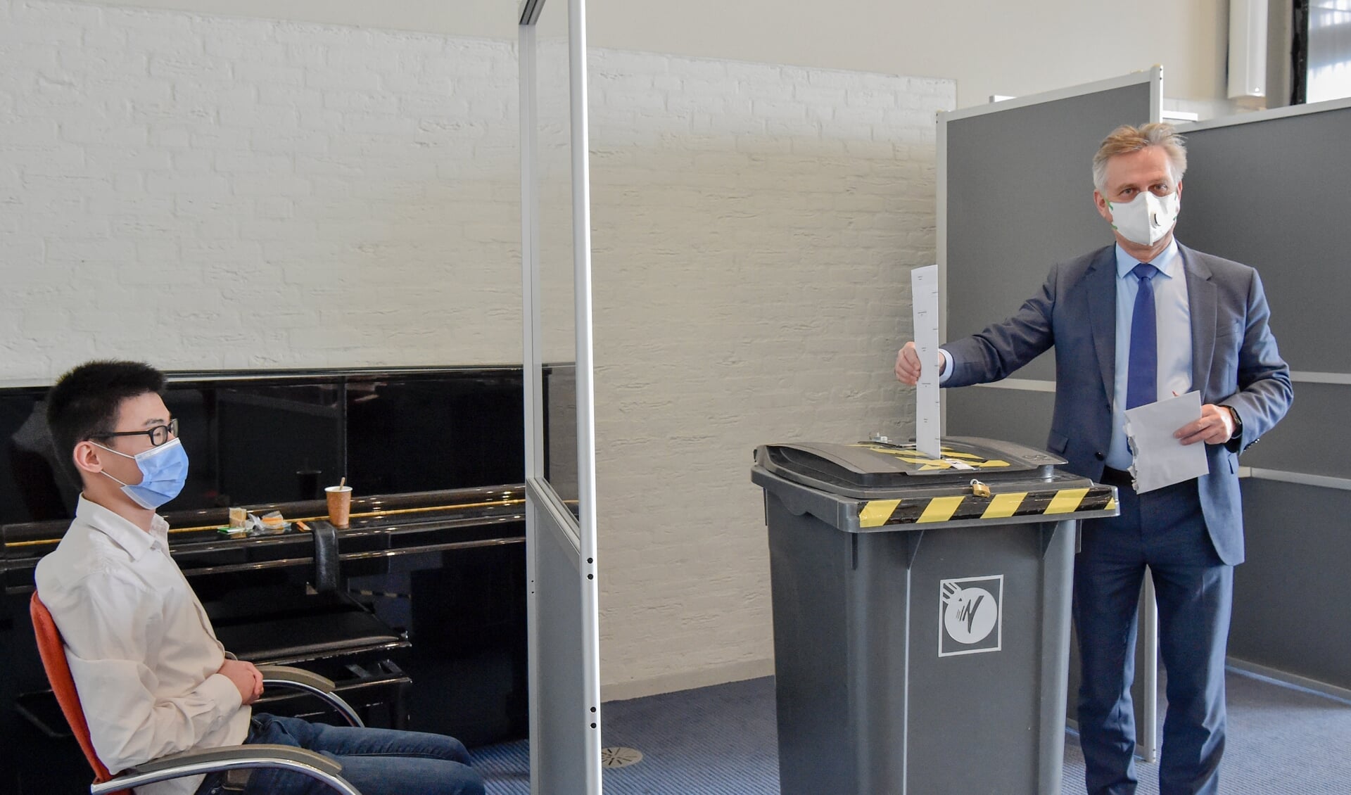 Burgemeester Rob Metz stemde woensdag zelf op het stembureau in de raadszaal.