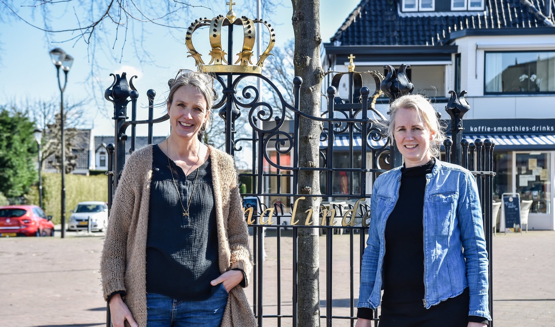 Beatrijs Wouterse (links) en Angelique van den Hoven bevelen de crowdfunding voor de horeca-ondernemers in de Van Weedestraat van harte aan.