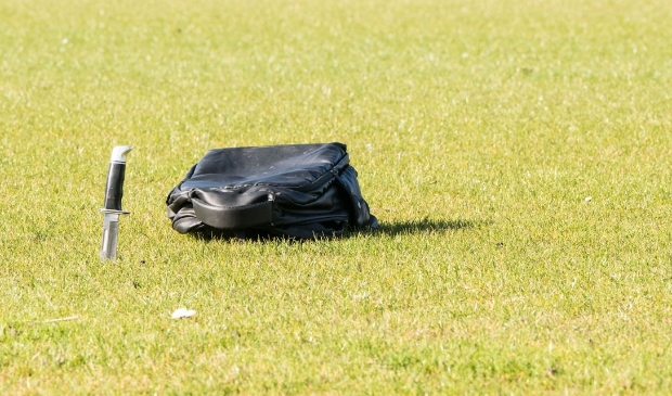 <p>Het mogelijke steekwapen dat is aangetroffen op het naastgelegen sportveld.</p>