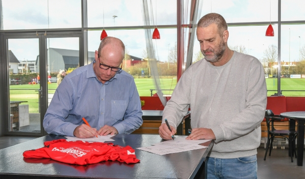 Herman Egberts (rechts) tekent het contract