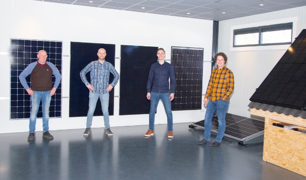 <p>De nieuwe generatie zonnepanelen in de showroom van Ecolibrium. Tweede van links is Dennis van Diepen.</p>