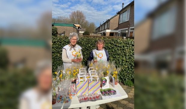 Hettie Pels (l) en Lies Wiegers klaar voor de distributie