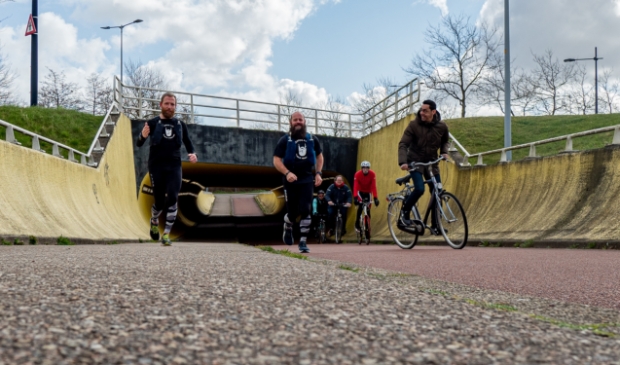 Maarten Swart en Rene Laenen van Beards4life samen met wethouder van sport Fouad Sidali
