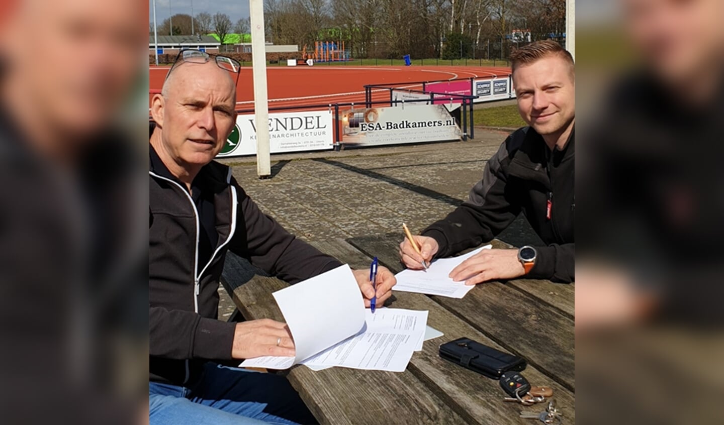 Diede van de Vendel (rechts) en Wiebe Rengelink, penningmeester Climax, ondertekenen het sponsorcontract.