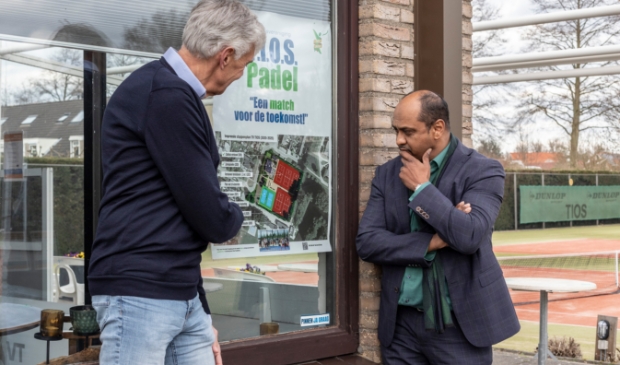 Op de foto rechts Wethouder Shah Sheikkariem van de gemeente Altena en links Pim Kamstra lid van de Padelwerkgroep TV T.I.O.S.