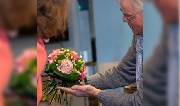 Docent Elso Post en student bespreken biedemeierboeket.