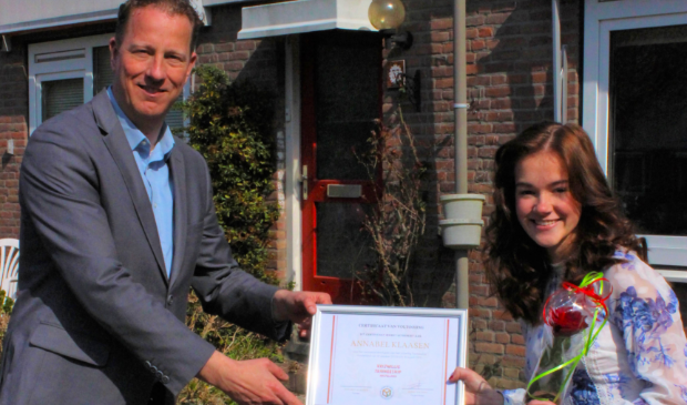 <p>Wethouder Frank Berkhout reikt het eerste certificaat uit aan Annabel Klaasen.</p>