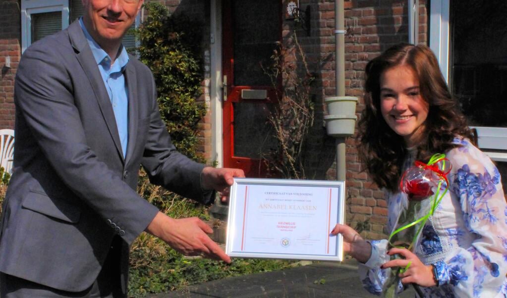 Wethouder Frank Berkhout reikt het eerste certificaat uit aan Annabel Klaasen.