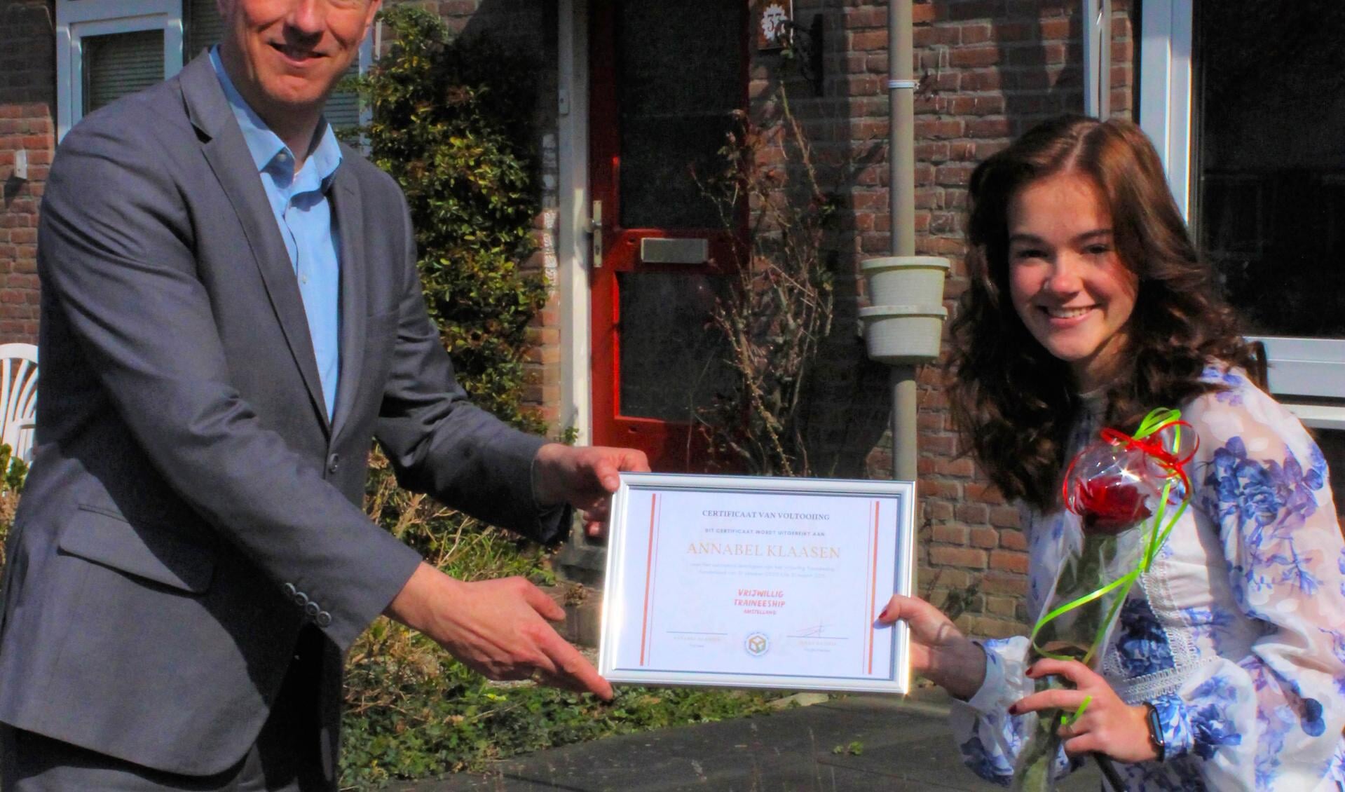 Wethouder Frank Berkhout reikt het eerste certificaat uit aan Annabel Klaasen.