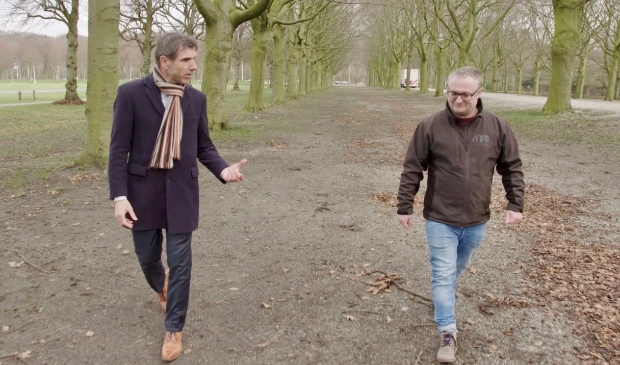 Staatssecretaris Paul Blokhuis wandelend in gesprek met ervaringsdeskundige Michiel