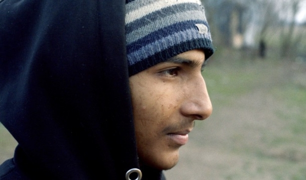 <p>Durrab (16) uit Pakistan staat aan de Servisch-Hongaarse grens.</p>