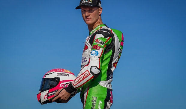 <p>Na achttien seizoenen wegrace op hoog niveau vindt Scott Deroue het tijd voor iets anders. De coureur bergt zijn helm echter niet op en blijft betrokken bij de motorsport.</p>