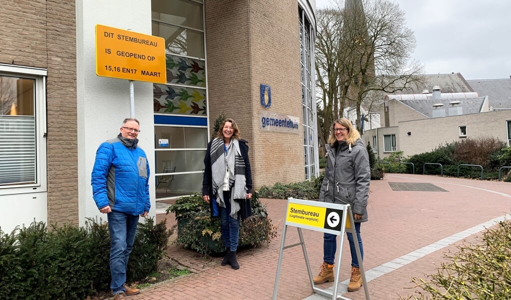 Peter Rabou, Francien van Golen en Michelle Rieu van het kernteam verkiezingen voor het stembureau 'gemeentehuis'. 