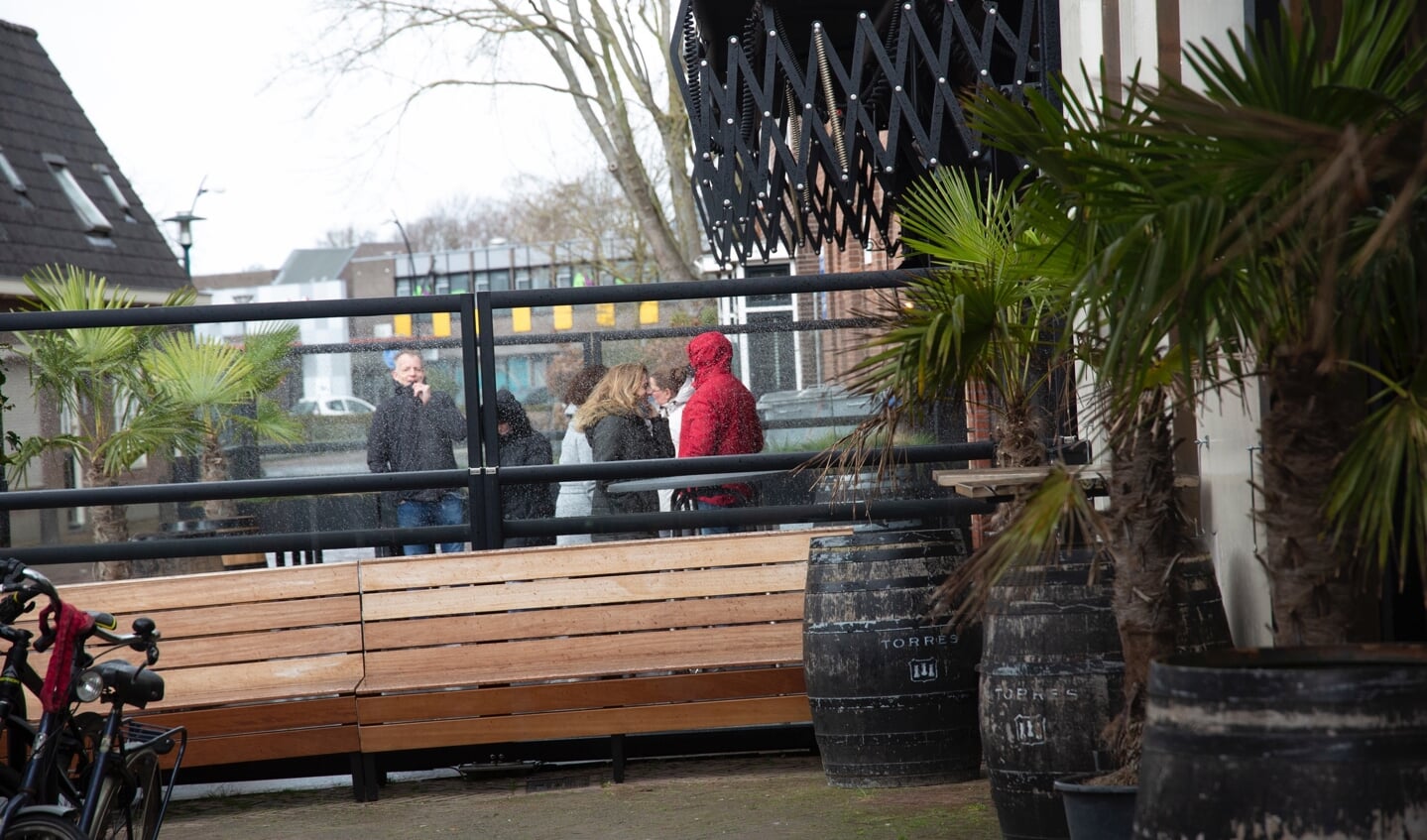 Wandelaars bezoeken cafe's in Barneveld en Voorthuizen (corona...)