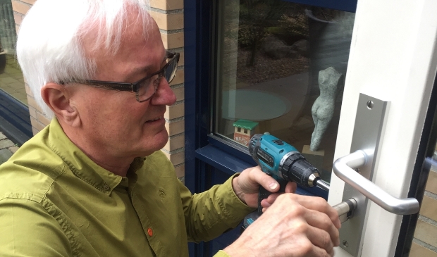 <p>Jan Huurdeman klust bij mensen in NIeuwland met zijn BurenKlusTeam.</p>