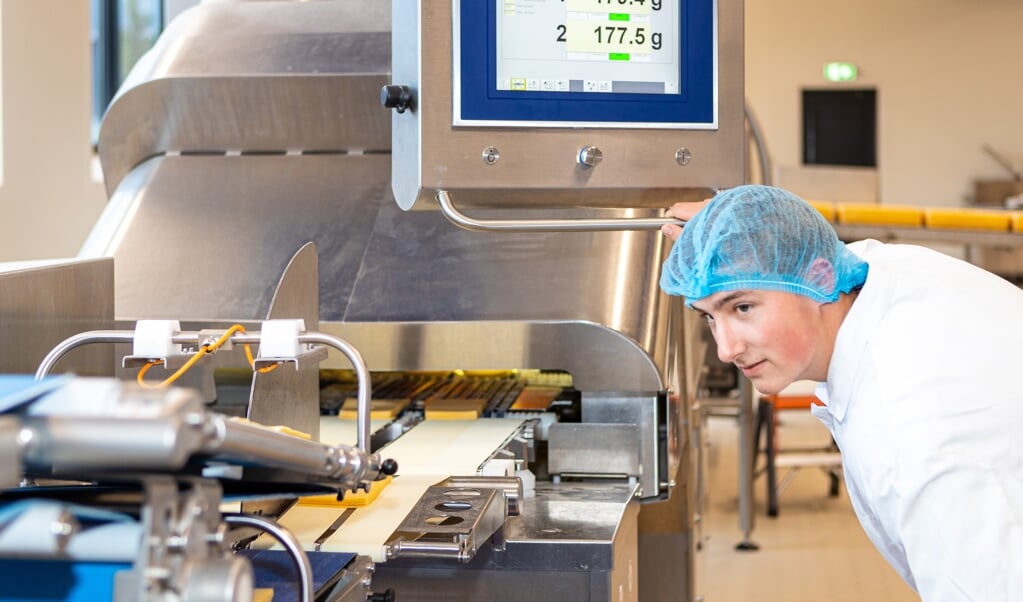 Student aan het werk in foodfabriek