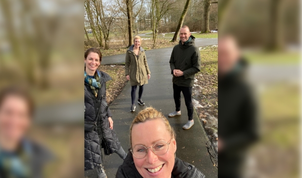V.l.n.r. Eline de Jong (Praktijk Fris), Jennifer Boellaard (Massagepraktijk Kihon), Julia Vergeer (Healthstudio Julia) en Rein Sarink (Reset Haarlemmermeer) organiseren samen de gratis online challenge: Boost je immuunsysteem.