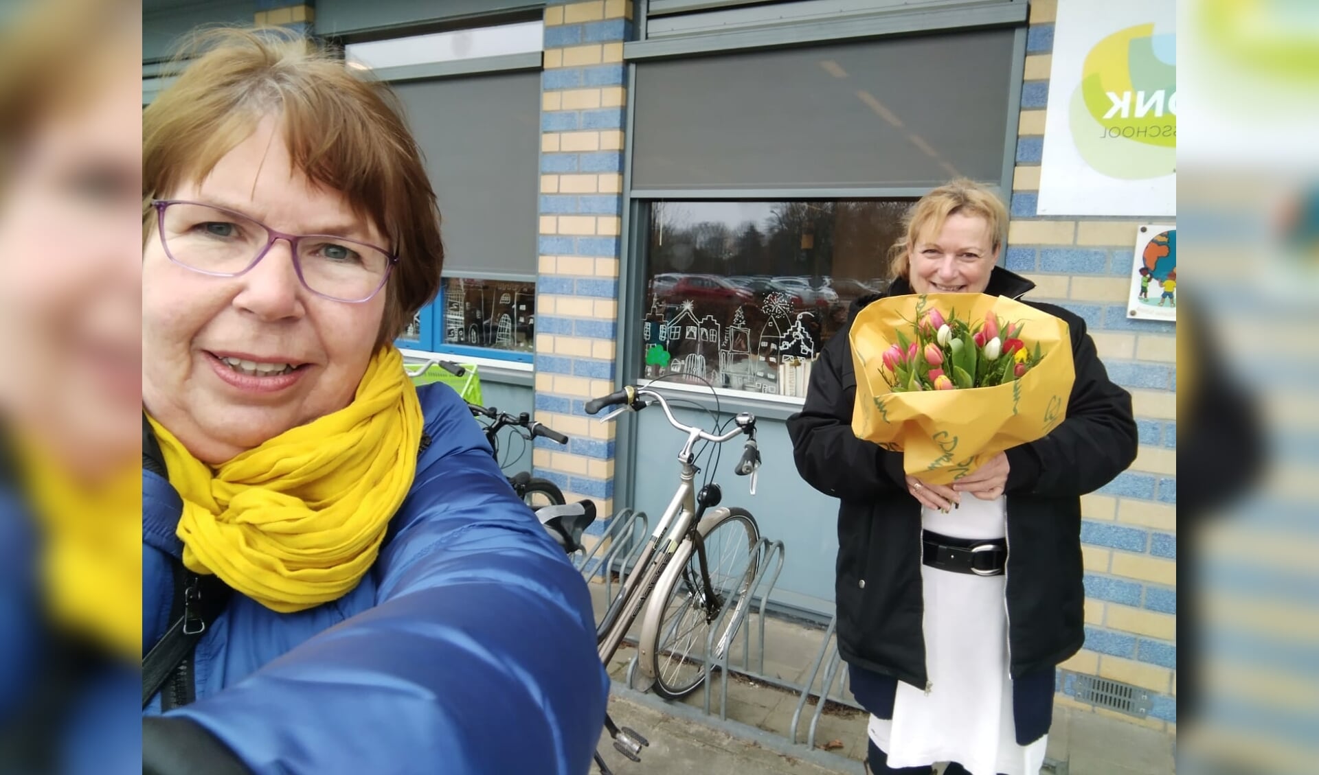 Wethouder Dekker reikte op Internationale Vrouwendag bloemen uit aan vrouwelijke basisschooldirecteuren, zoals hier aan Caroline Boumans van de Vonk