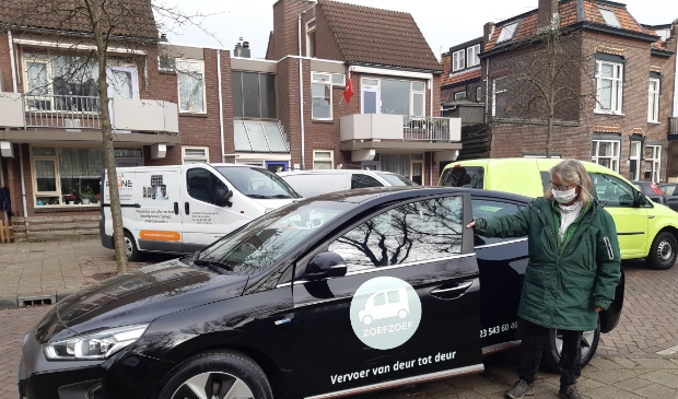Chauffeur met elektrische auto Zoefzoef