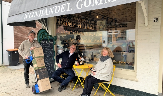 <p>Jacques van der Vlies en Aty Luitze proeven de wijn bij Leon Gommers. </p>