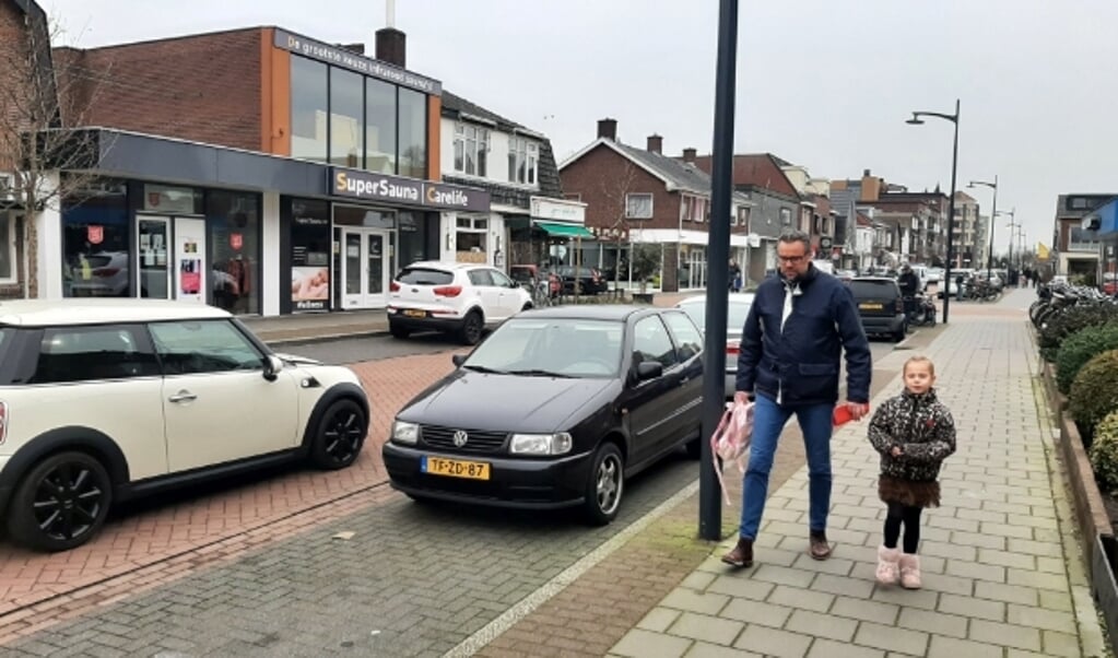 De Patrimoniumlaan in Veenendaal-zuid. In de visie van het gemeentebestuur moeten hier geen winkels bestaan. Over een jaar of vijftig alleen maar woningen dus? (Foto: Martin Brink/Rijnpost)