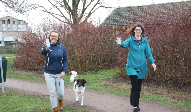 Karin de Bruin en Annemarie Drenth lopen dagelijks een ommetje.
