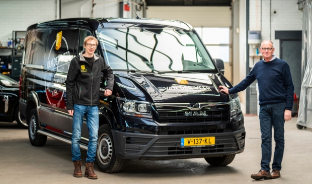 <p>Tevreden klant Remco van der Veer en vestigingsdirecteur Marien Verweij van Broekhuis Autoschade Barneveld bij de herstelde bakkersbus.</p>