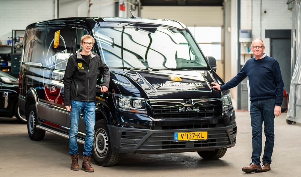 Tevreden klant Remco van der Veer en vestigingsdirecteur Marien Verweij van Broekhuis Autoschade Barneveld bij de herstelde bakkersbus.