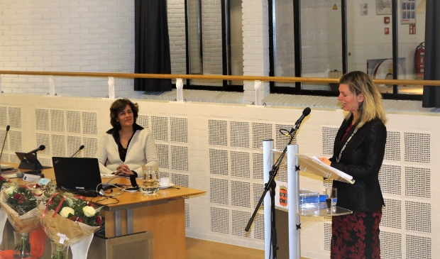 <p>Marian van der Weele (links) nam afscheid als wethouder. Vanaf 11 maart is zij de burgemeester van Waterland.</p>
