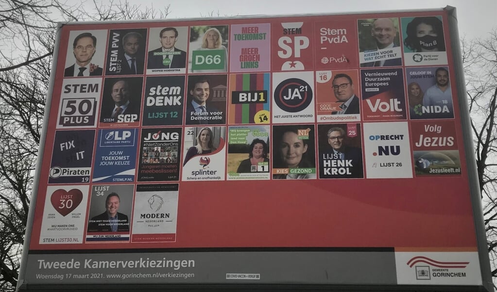Op het aanplakbord van de gemeente Gorinchem staan dertig partijen, in totaal doen 37 partijen mee aan de Tweede Kamerverkiezingen