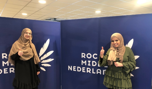 Studenten helpen bij stemmen tellen
