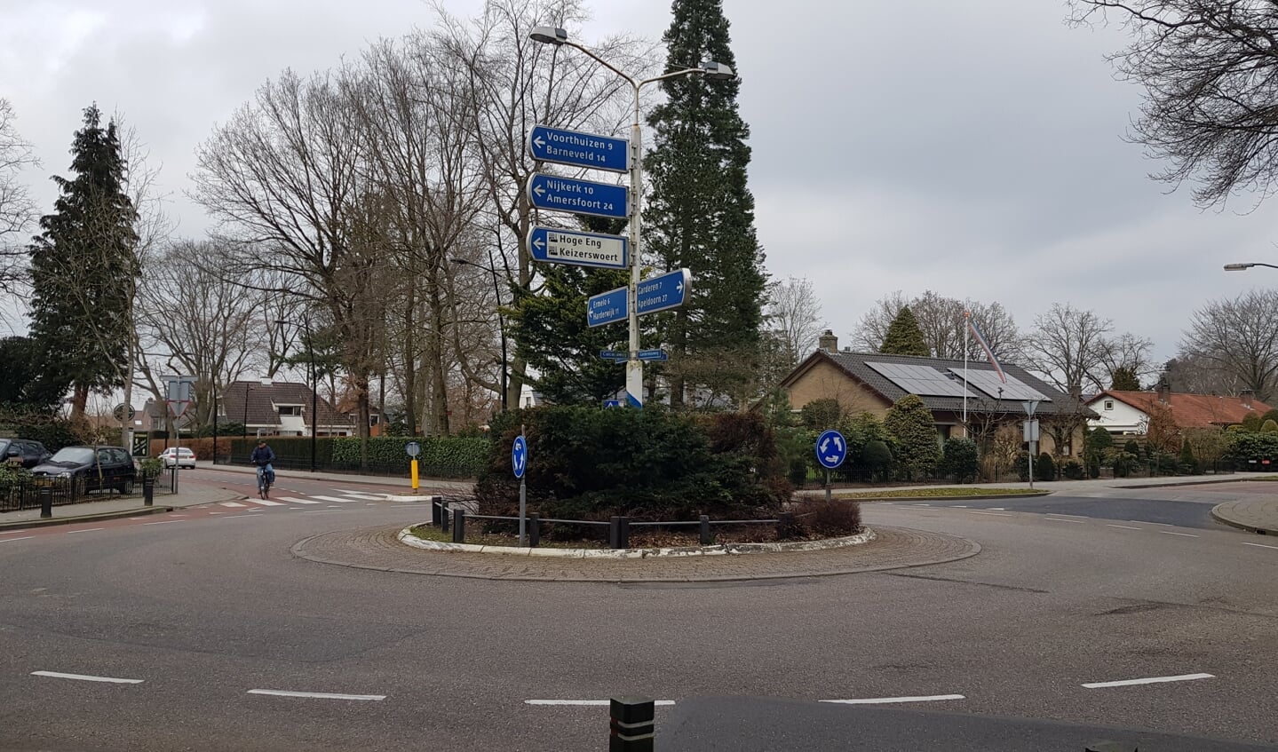 De rotonde op de kruising Garderenseweg, Calcariaweg en Bosrand.