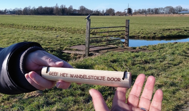 Het wandelstokje kun je openklappen en binnenin zit instructie en een deelnemerslijstje.