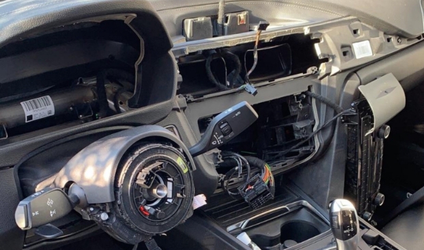 <p>Het gestripte dasboard van een van de BMW's.</p>