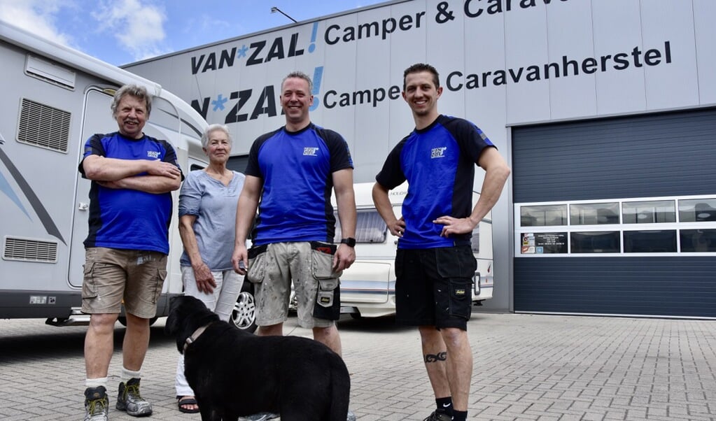 Het team van Van Zal Camper & Caravanherstel.