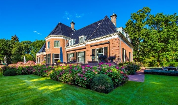 <p>Het is leuk wonen in Aerdenhout, maar je moet wel een aardig inkomen hebben om er een huis te kunnen kopen.</p>