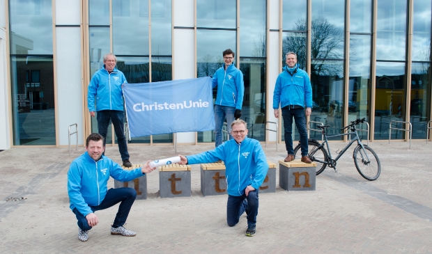 <p>Lubbert van den Heuvel neemt het stokje over van Eppo Bruins uit Ermelo.</p>