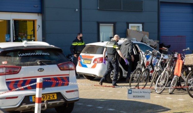<p>Na de vondst van (nog niet bekend gemaakte) spullen werden drie personen uit het pand aangehouden en meegenomen door de politie.</p>
