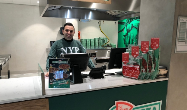 Filiaalmanager Shahab Afrasiabi zet zich in om alle klanten de beste service te bieden.