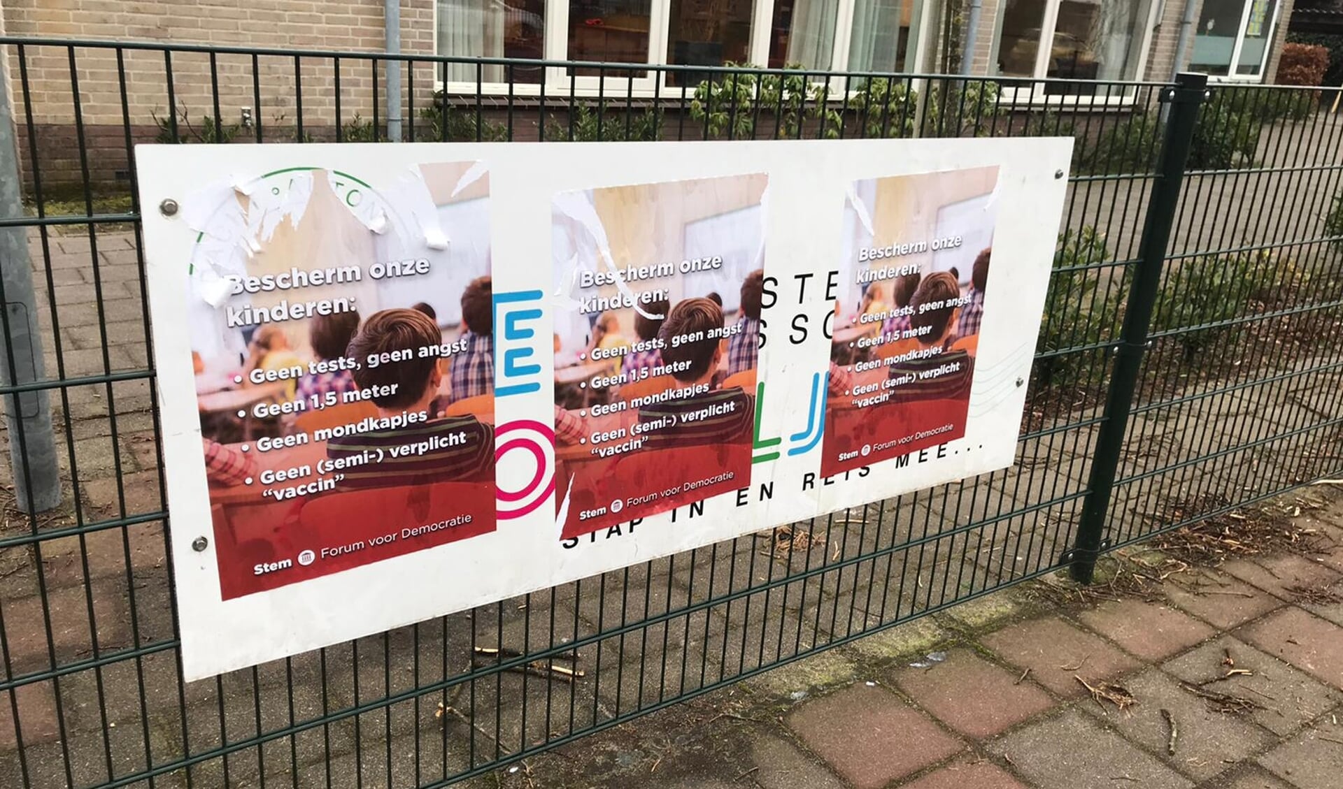 Op het naambord van het Postiljon zijn verkiezingsposters geplakt