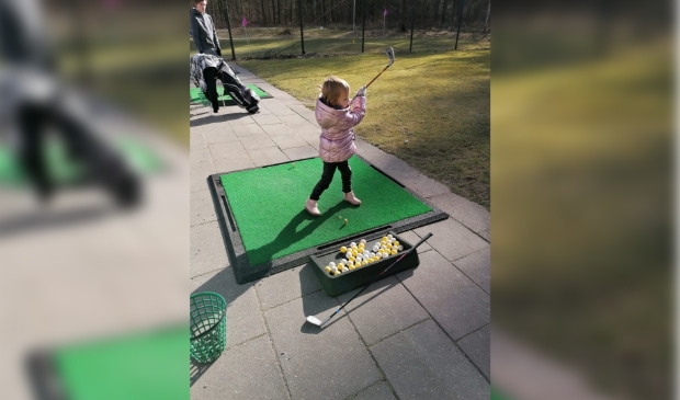 <p>Balgevoel heeft Delia Ribberink wel. Ze vond al duizend golfballetjes die over het hek het bos waren ingeslagen.</p>