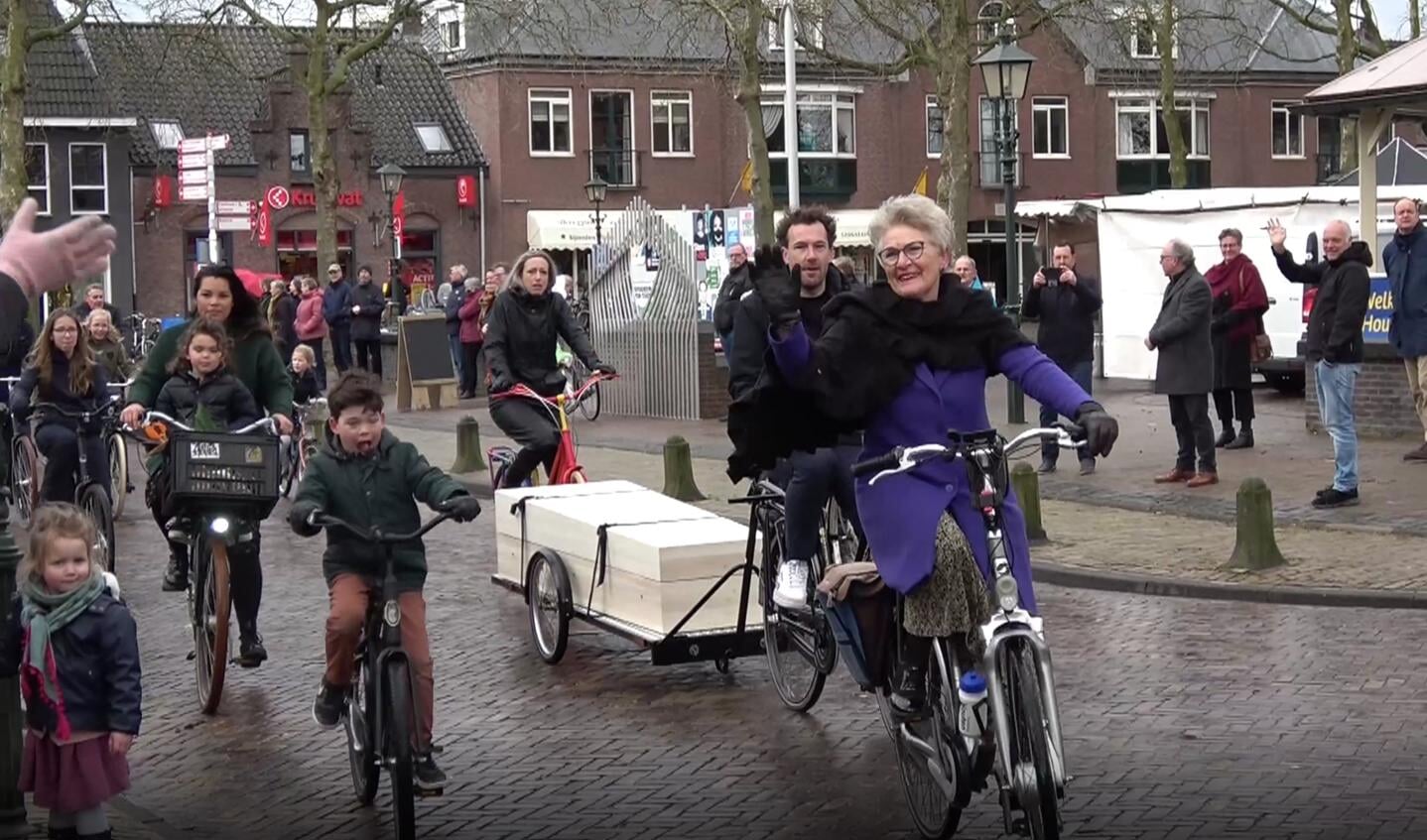 De uitvaartstoet van Jan de Jong ging op de fiets door Houten.