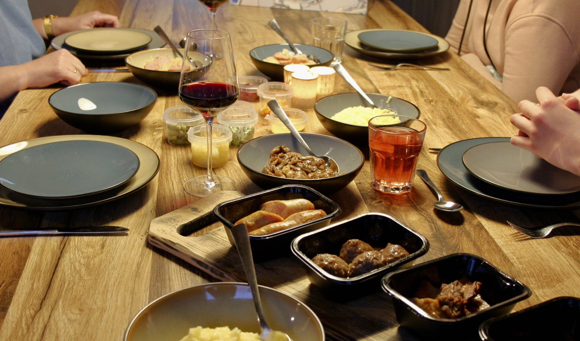 Een tafel vol oer Hollandse gerechten.