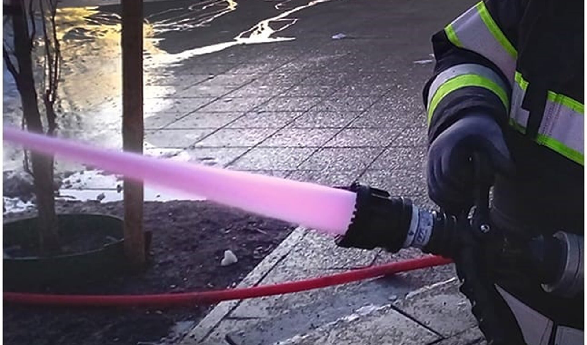 Via roze water kan de brandweer beter kijken wat het effect van het blussen is geweest.  