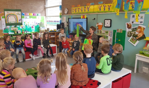 <p>De kinderen in de klas van juffen Mathilde Grevengoed en Hetty Boone zijn blij dat ze weer naar school kunnen.</p>